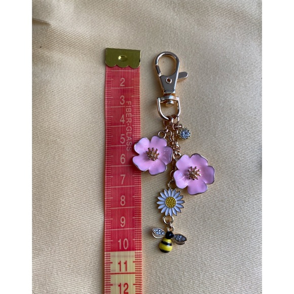 Hibiscus flower bee enamel purse charm - Picture 3 of 3